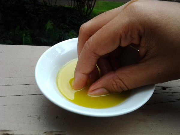 moczenie naszych paznokci w oliwie z oliwek
