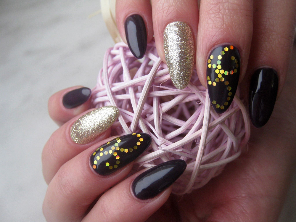 Manicure hybrydowy black purple ze złotymi akcentami by Semilac3