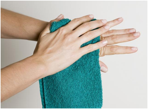 Po kąpieli oraz moczeniu należy kilka razy energicznie wytrzeć ręcznikiem skórki