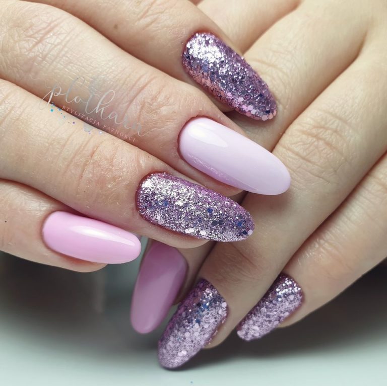 Modne Paznokcie Zdobione Brokatem Top Nietuzinkowych Inspiracji Na Brokatowy Manicure